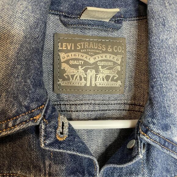 Vintage-Style Levi’s Trucker Denim Vest – Classic Medium Wash, Women’s XS - Picture 4 of 8